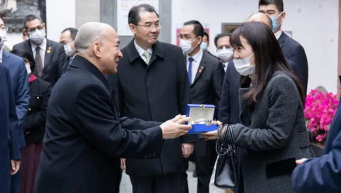李在明下馆子促消费，为身边女子倒酒，传递消费信心